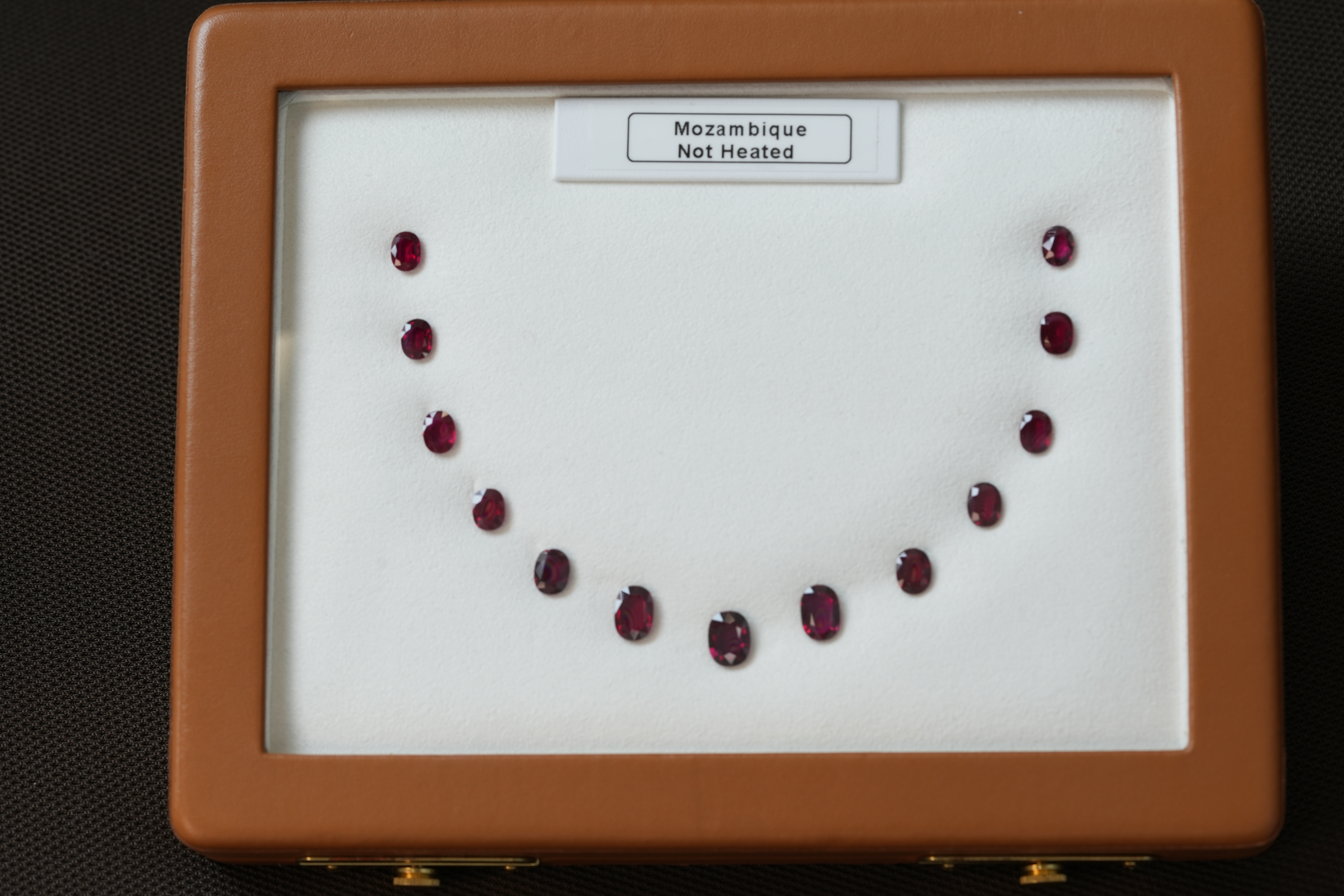 OVAL MOZAMBIQUE Ruby